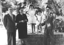 Algunos años después en el Parque de la Alameda con sus padres y hermanas.